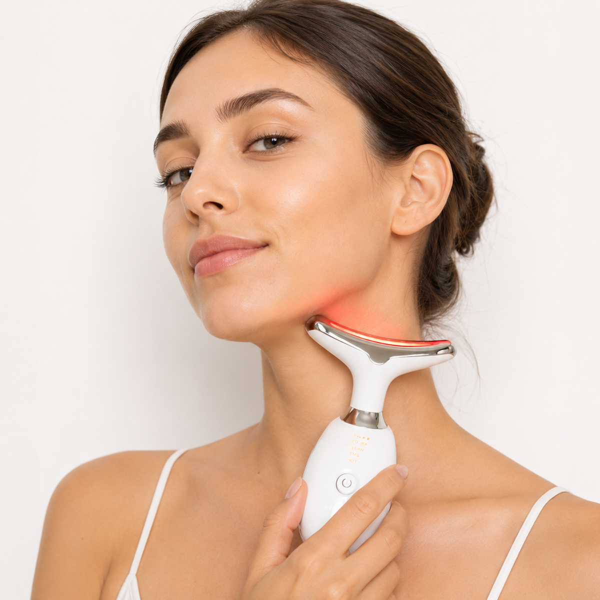 Termoterapia inteligente del masajeador facial maeven aplicada en el cuello